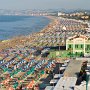 una panoramica della spiaggia di levante